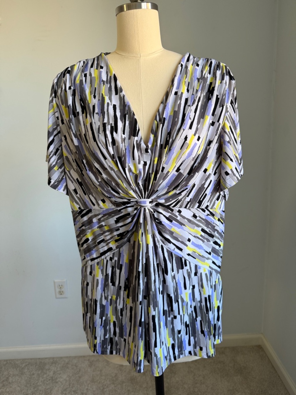 Daisy Fuentes Abstract Knot-Front Top in Black, Gray & Yellow SZ2X